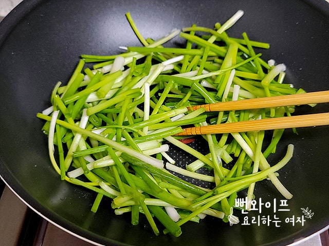 Stir-fry the ingredients — step photo 1
