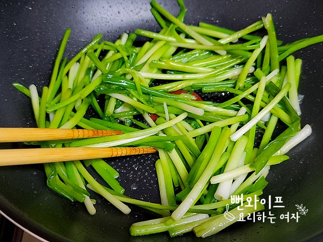 Stir-fry the ingredients — step photo 2