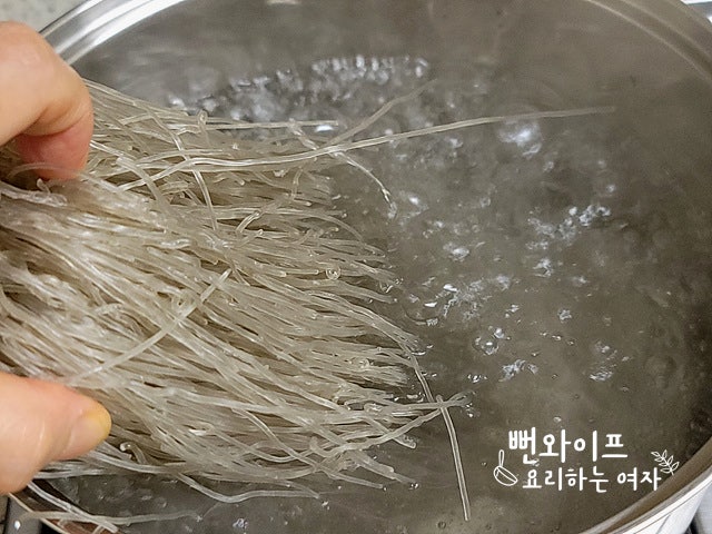 Boil the glass noodles — step photo 1