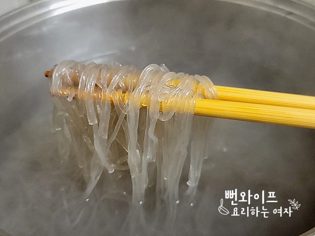 Boil the glass noodles — step photo 2