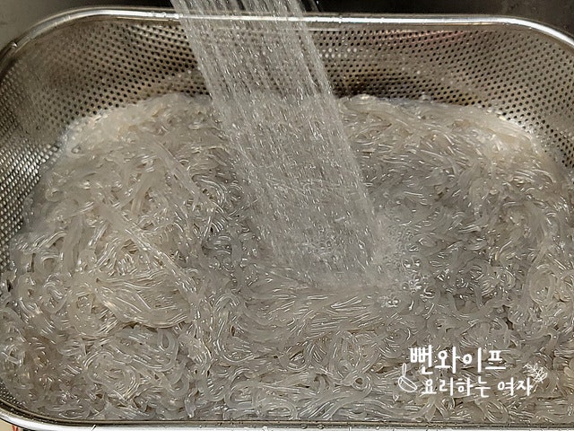 Boil the glass noodles — step photo 1