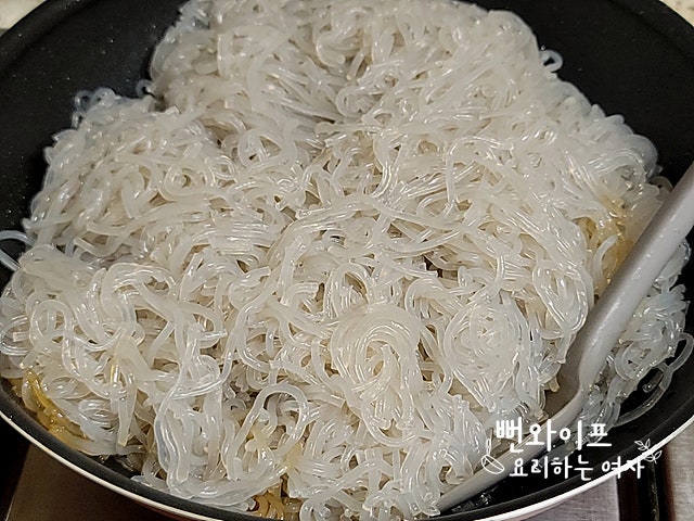 Stir-fry the glass noodles — step photo 1