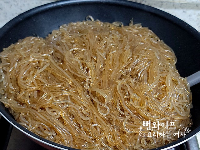 Stir-fry the glass noodles — step photo 2