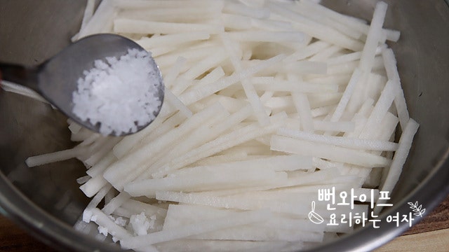 Salt the radish — step photo 1
