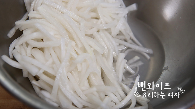 Salt the radish — step photo