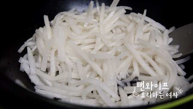 Stir-fry the radish — step photo 1