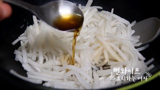 Stir-fry the radish — step photo 2