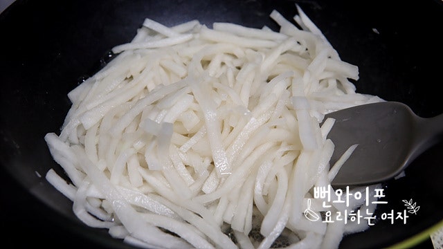 Stir-fry the radish — step photo 1
