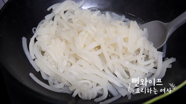 Stir-fry the radish — step photo 1