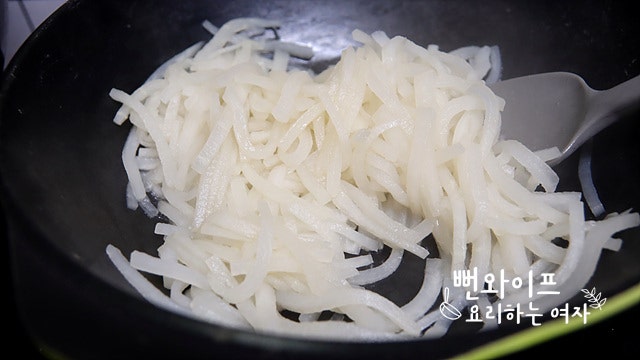 Stir-fry the radish — step photo 2