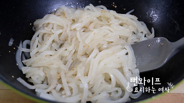 Stir-fry the radish — step photo 2