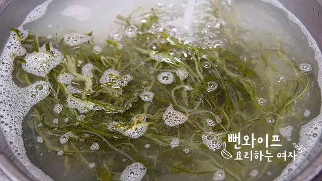 Clean the salted seaweed stems — step photo 1