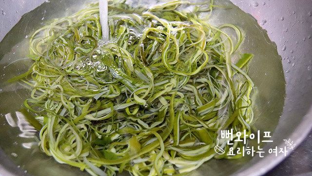 Clean the salted seaweed stems — step photo