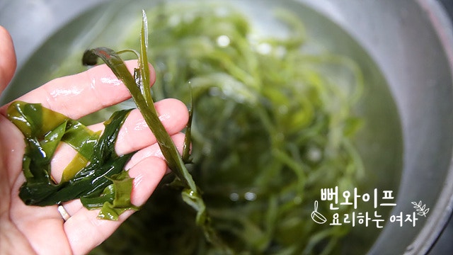 Clean the salted seaweed stems — step photo 1