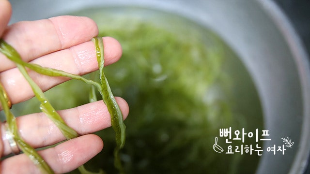 Clean the salted seaweed stems — step photo 2