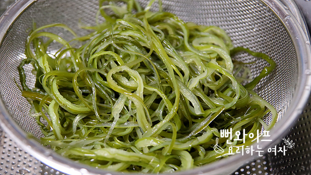 Clean the salted seaweed stems — step photo