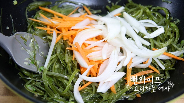 Make the aromatic garlic oil — step photo 2