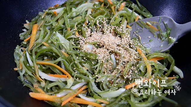 Make the aromatic garlic oil — step photo 2