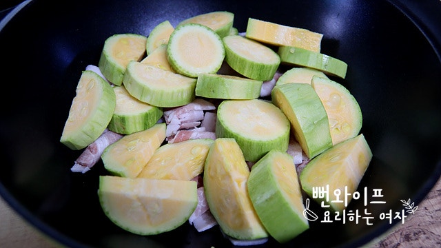 Add the ingredients and seasonings — step photo 2