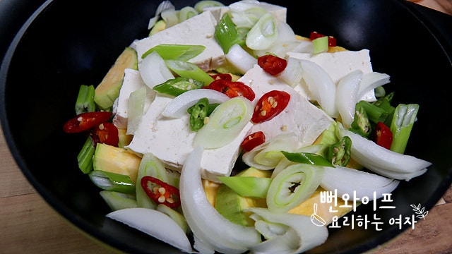 Add the ingredients and seasonings — step photo 1