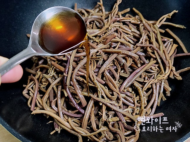 Stir-frying the bracken fern — step photo 1