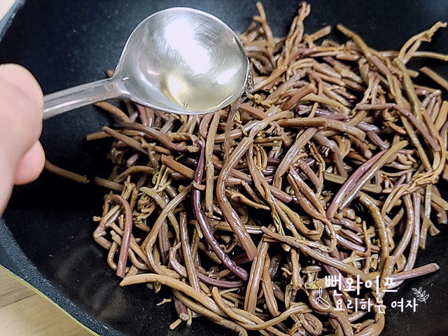 Stir-frying the bracken fern — step photo 2