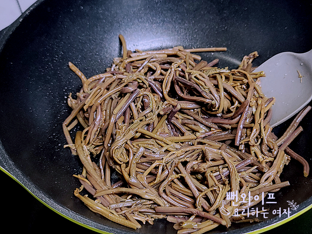 Stir-frying the bracken fern — step photo