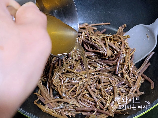 Stir-frying the bracken fern — step photo 1