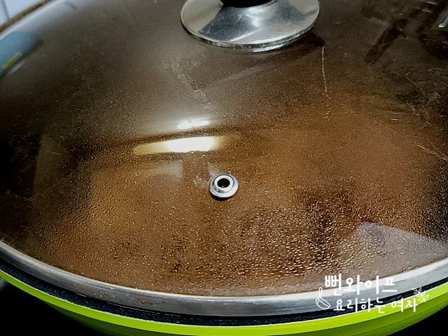 Stir-frying the bracken fern — step photo 2