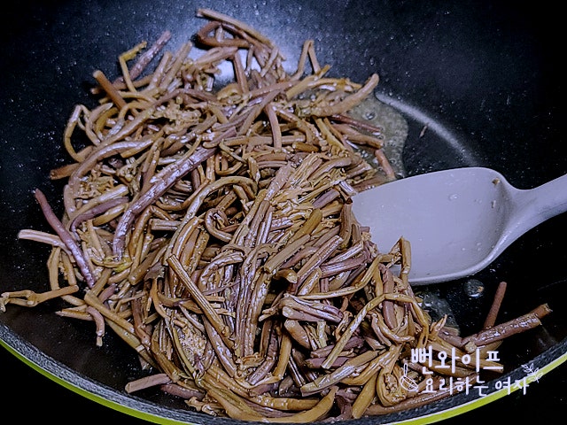 Stir-frying the bracken fern — step photo 1