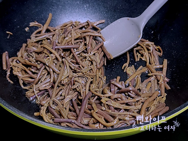 Stir-frying the bracken fern — step photo 2
