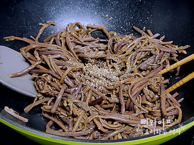 Stir-frying the bracken fern — step photo