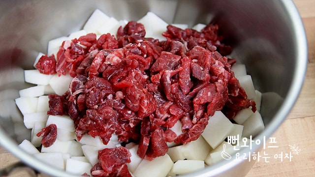 Saute the beef and radish — step photo 1