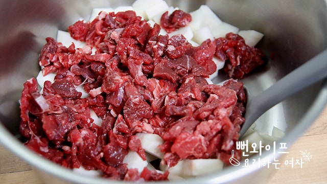 Saute the beef and radish — step photo 2