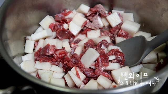 Saute the beef and radish — step photo 1