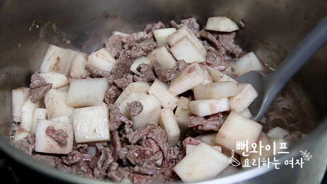 Saute the beef and radish — step photo 2