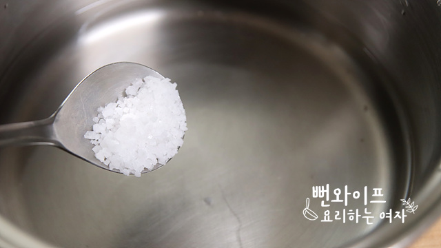 Blanch the mung bean sprouts — step photo