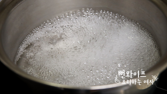 Blanch the mung bean sprouts — step photo 1