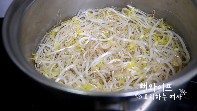 Blanch the mung bean sprouts — step photo 2
