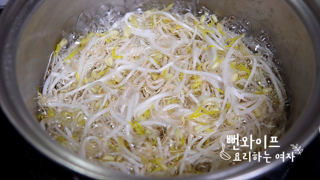 Blanch the mung bean sprouts — step photo 1