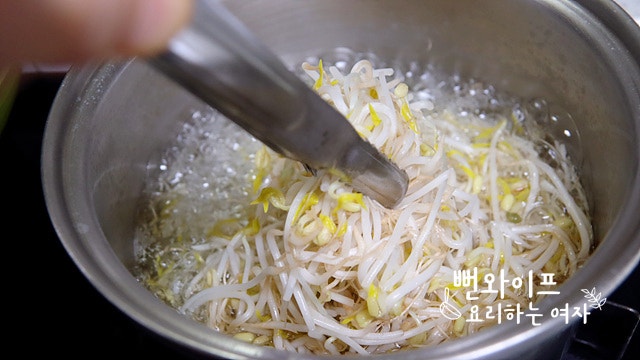 Blanch the mung bean sprouts — step photo 2