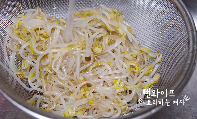 Blanch the mung bean sprouts — step photo