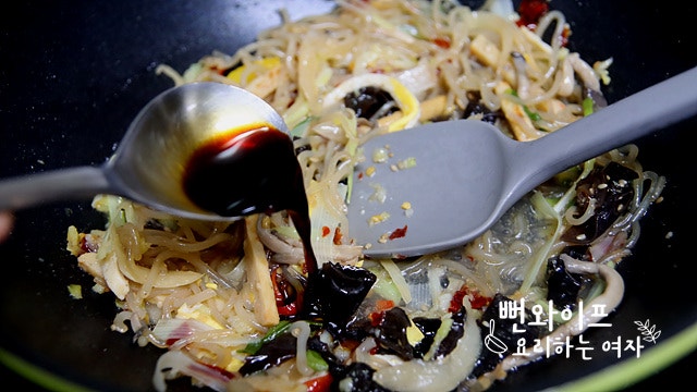 Add the japchae and stir-fry — step photo 1