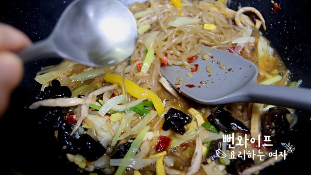 Add the japchae and stir-fry — step photo 2