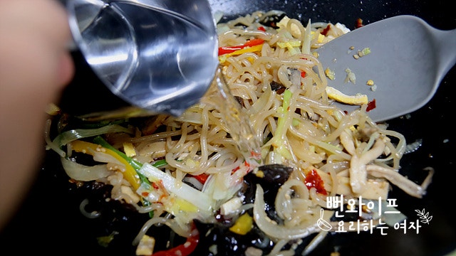 Add the japchae and stir-fry — step photo 1