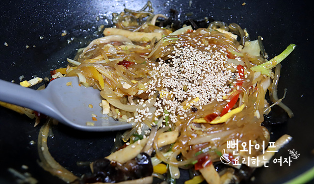 Add the japchae and stir-fry — step photo
