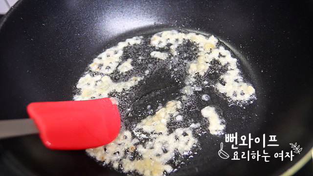 Stir-fry anchovies in garlic oil — step photo