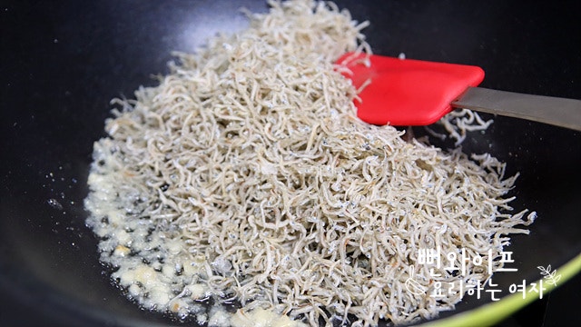 Stir-fry anchovies in garlic oil — step photo 1