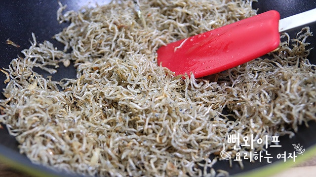 Stir-fry anchovies in garlic oil — step photo 1