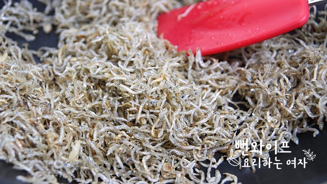 Stir-fry anchovies in garlic oil — step photo 2